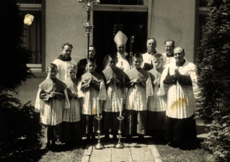 Groepsfoto met bisschop Desmet voor pastorie in Beveren, 1957
