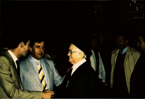 Zuster Rafaël met Frans, Norbert en Gilbert Meeuws