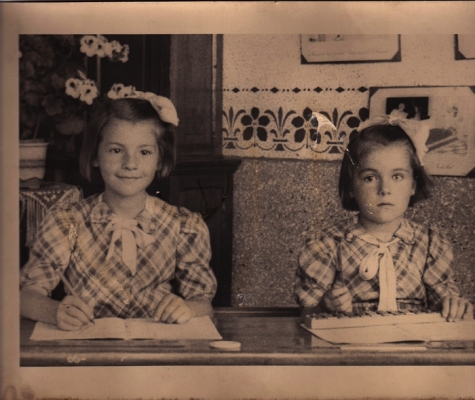 Maria en Nora Vanantwerpen, lokaal meisjesschool Beveren