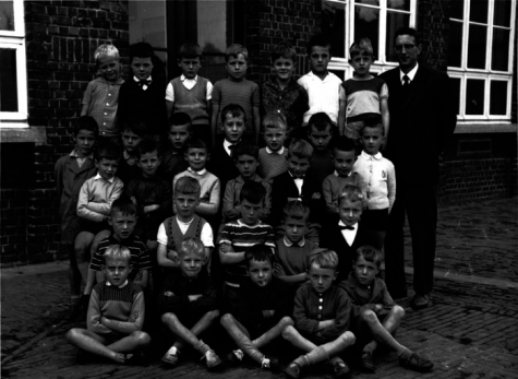 Klasfoto met Meester Staf, Gits