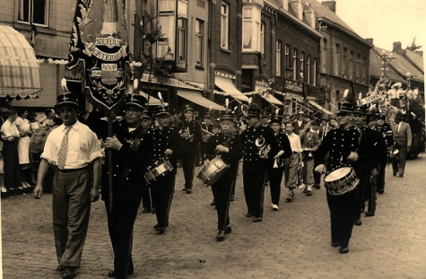 Kon. Fanfare Sint-Cecilia De Zwaan Lichtervelde in stoet honderdjarige 1952 
