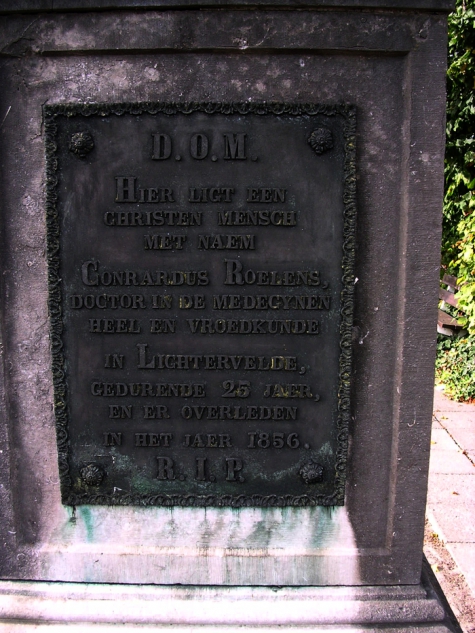 Grafmonument van dokter Conrard Roelens te Lichtervelde 