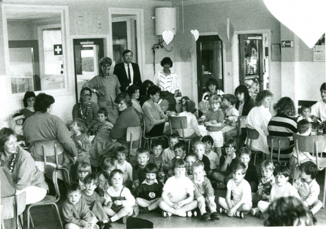Moederfeest in de kleuterafdeling, Lichtervelde, mei 1988