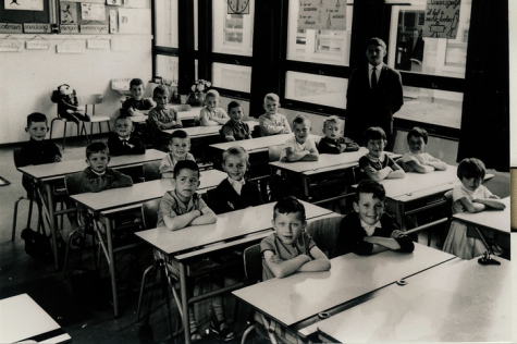 Klasfoto eerste leerjaar met onderwijzer Roger Verhaeghe, 1964