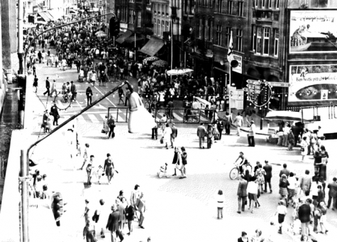 Batjes, menigte op de Grote Markt, 1975