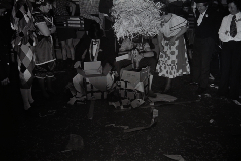 Toneelkring KNA viert carnaval, Moorslede 1972