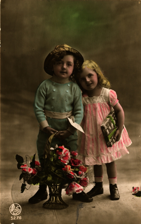 Beeldzijde kerst- en nieuwjaarskaart, jongen en meisje met korf bloemen