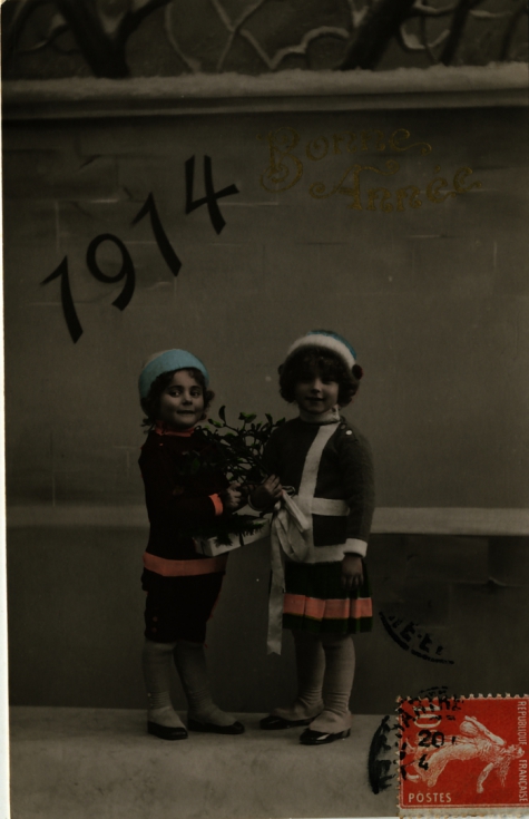 Beeldzijde nieuwjaarskaart, twee meisjes met maretak, 1914