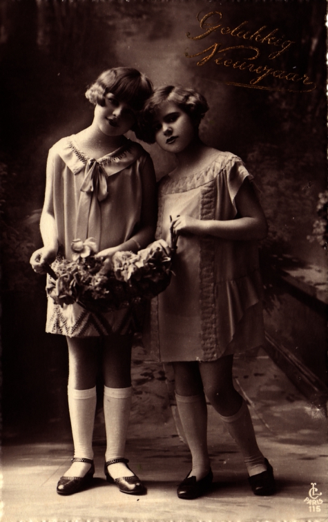 Beeldzijde nieuwjaarskaart, twee meisjes met bloemenmand, 1933