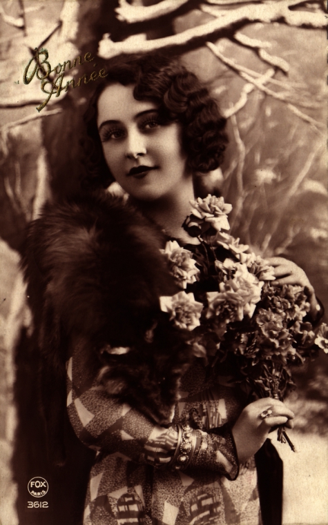 Beeldzijde nieuwjaarskaart, dame met ruiker bloemen, 1934