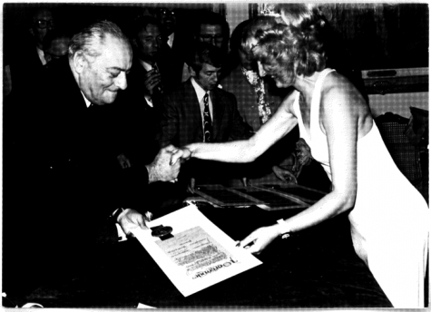 Overhandiging oorkonde Erepoorters aan batjeskoningin, 1972