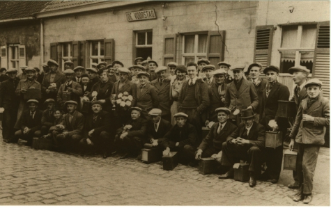 Vinkeniers aan herberg De Voorstad, Torhoutstraat Gits, voor 1940