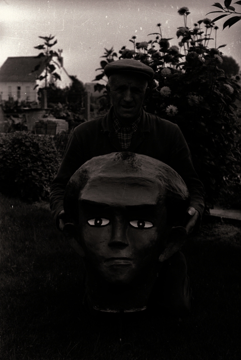 Achiel Labaere met kop van reus, Moorslede augustus 1977
