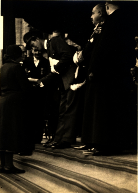 Koning Leopold III overhangt een diploma aan een moeder, 1937