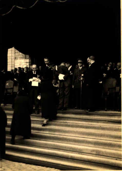 Koning Leopold III overhandigt een oorkonde aan een moeder, 1937