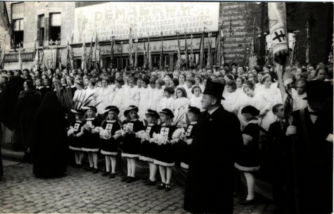 Kinderkoor tijdens bezoek koning Leopold III, 1937