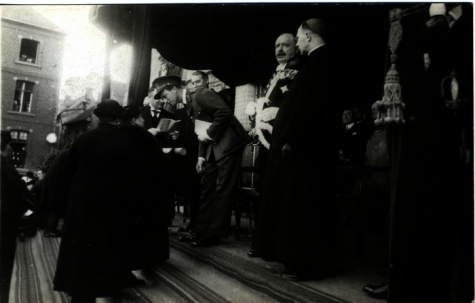 Koning Leopold III overhandigt een oorkonde aan een Roeselaarse moeder, 1937