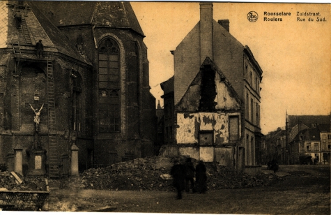 Dakwerkers doen herstellingswerken aan de kooromgang van de Sint-Michielskerk
