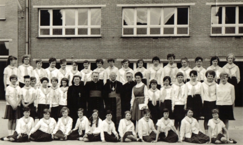 Kardinaal Cardijn op bezoek in het Sint-Lutgardisinstituut, Izegem, 1965 