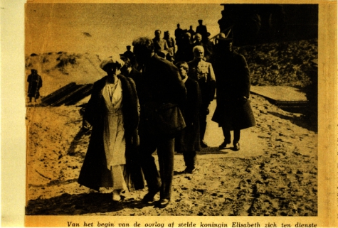 Koningin Elisabeth en koning Albert op het strand van De Panne
