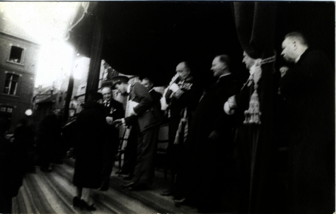 Koning Leopold III overhangt een oorkonde aan een Roeselaarse moeder, 1937