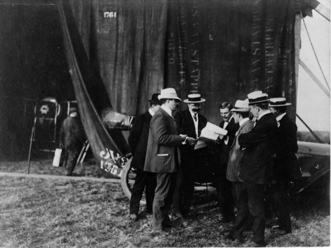 Vliegmeeting, nog even bespreken, 1911