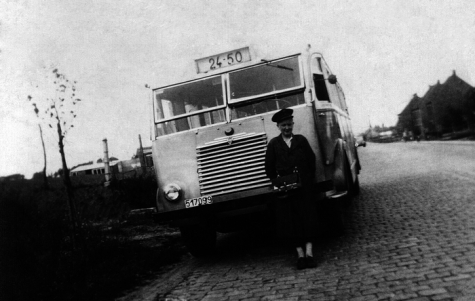 Aurel Vandenaweele bij bus