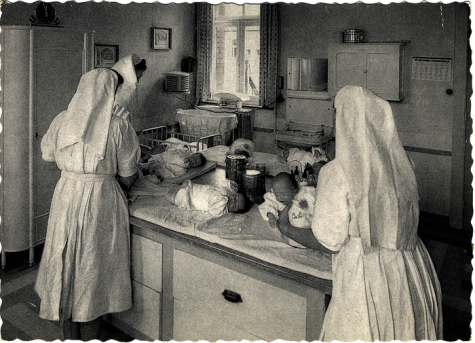 Zusters aan het werk in het moederhuis