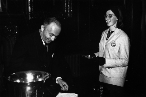 Cecile Rapol ontvangt stadsschaal voor A.V.R., 1964