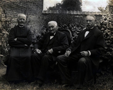 Honderdjarige Petrus Debrabander met pastoor Slosse en waarnemend burgemeester Vandenberghe, 1916