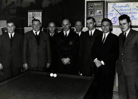 Burgemeester Jozef Vancoillie bij biljartclub Volharding, 1964