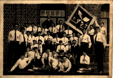 Bijeenkomst van de christelijke arbeidersjeugd in de St. Quirinuszaal, Hooglede, 1930