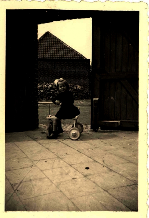 Meisje op kinderfiets, Hooglede, 1950