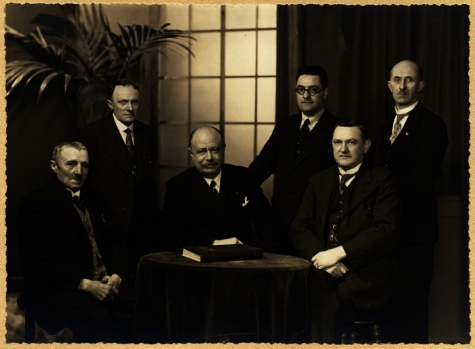 Groepsfoto van het schepencollege Roeselare, 1938