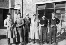 Eerste personeelsleden zuivelfabriek De Toekomst, Moorslede, 1948 Eerste personeelsleden zuivelfabriek De Toekomst, Moorslede, 1948