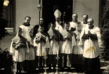 Groepsfoto met bisschop Desmet voor pastorie in Beveren, 1957 Groepsfoto met bisschop Desmet voor pastorie in Beveren, 1957