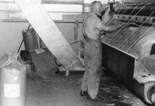 Melkpoedermachine met Achiel Defever, Moorslede, ca. 1950 Melkpoedermachine met Achiel Defever, Moorslede, ca. 1950