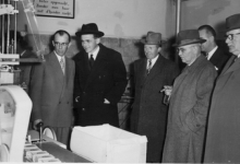 Bezoek gouverneur Pierre van Outryve d'Ydewalle aan zuivelbedrijf De Toekomst, Moorslede, 1955