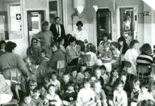 Moederfeest in de kleuterafdeling, Lichtervelde, mei 1988 Moederfeest in de kleuterafdeling, Lichtervelde, mei 1988
