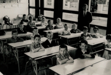 Klasfoto eerste leerjaar met onderwijzer Roger Verhaeghe, 1964 Klasfoto eerste leerjaar met onderwijzer Roger Verhaeghe, 1964