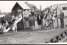 De kleutertjes samen met hun juf op het "nieuwe" speelbelfort, Lichtervelde, najaar 1989