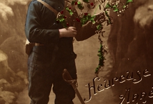 Beeld- en postzijde nieuwjaarskaart, soldaat met hulst- en maretak, 1915