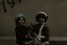 Beeldzijde nieuwjaarskaart, twee meisjes met maretak, 1914