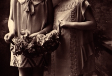 Beeldzijde nieuwjaarskaart, twee meisjes met bloemenmand, 1933