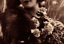 Beeldzijde nieuwjaarskaart, dame met ruiker bloemen, 1934
