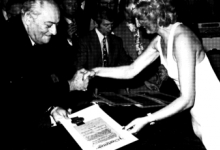 Overhandiging oorkonde Erepoorters aan batjeskoningin, 1972