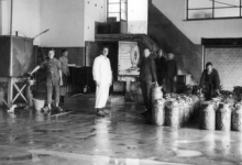 Melkontvangst, melkerij W. Hennion en N. Van Speybroeck, Moorslede, 1942 Melkontvangst, melkerij W. Hennion en N. Van Speybroeck, Moorslede, 1942
