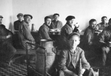 Eetzaal personeel, melkerij W. Hennion en N. Van Speybroeck, Moorslede, 1942 Eetzaal personeel, melkerij W. Hennion en N. Van Speybroeck, Moorslede, 1942