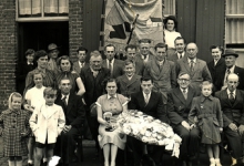 Huldiging mémé Brouckaert bij café Sint-Elooi, Beveren-Roeselare Huldiging mémé Brouckaert bij café Sint-Elooi, Beveren-Roeselare