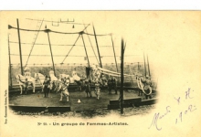 Postkaart met de vrouwelijke artiesten van het Barnum en Bailey circus Postkaart met de vrouwelijke artiesten van het Barnum en Bailey circus